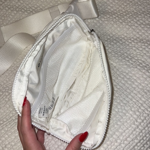Lululemon crossbody bag white - Picture 3 of 4